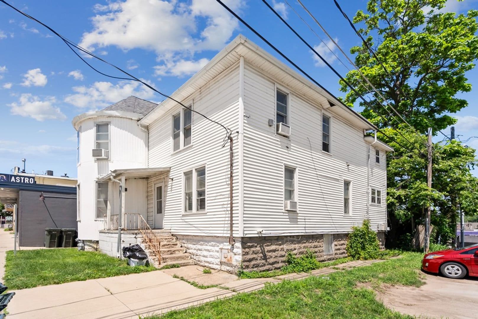 Cedar Falls Apartment: 815 W 23rd St