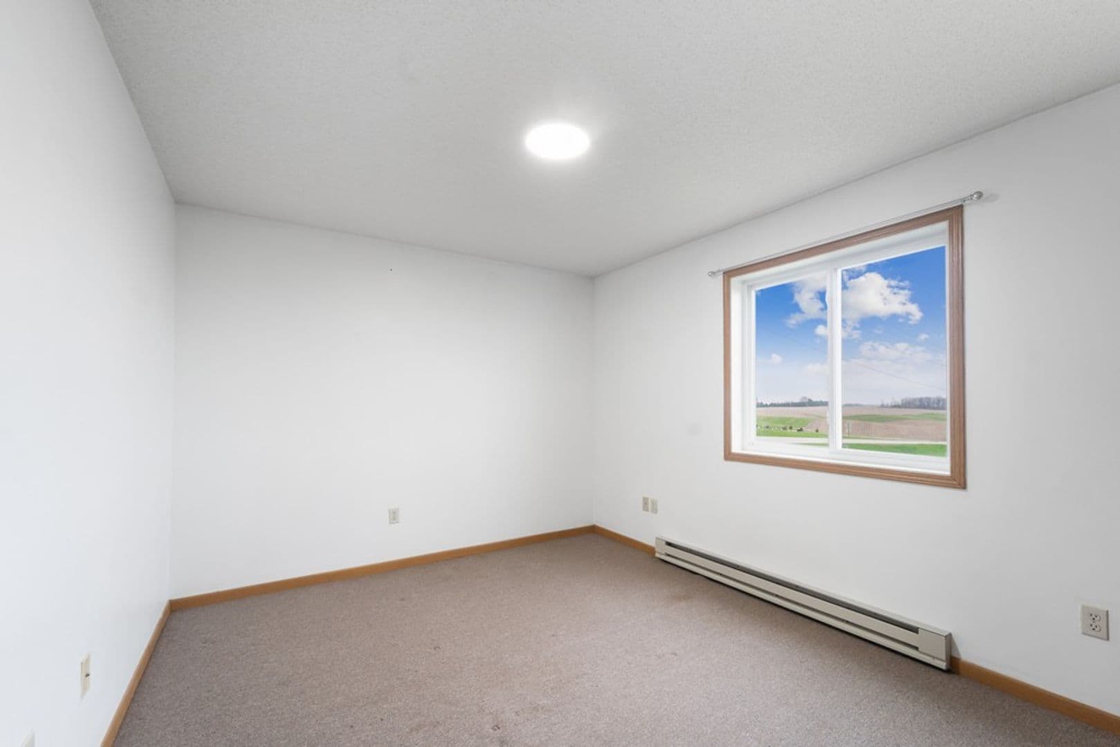 Calmar Apartment: 100 College View Dr
