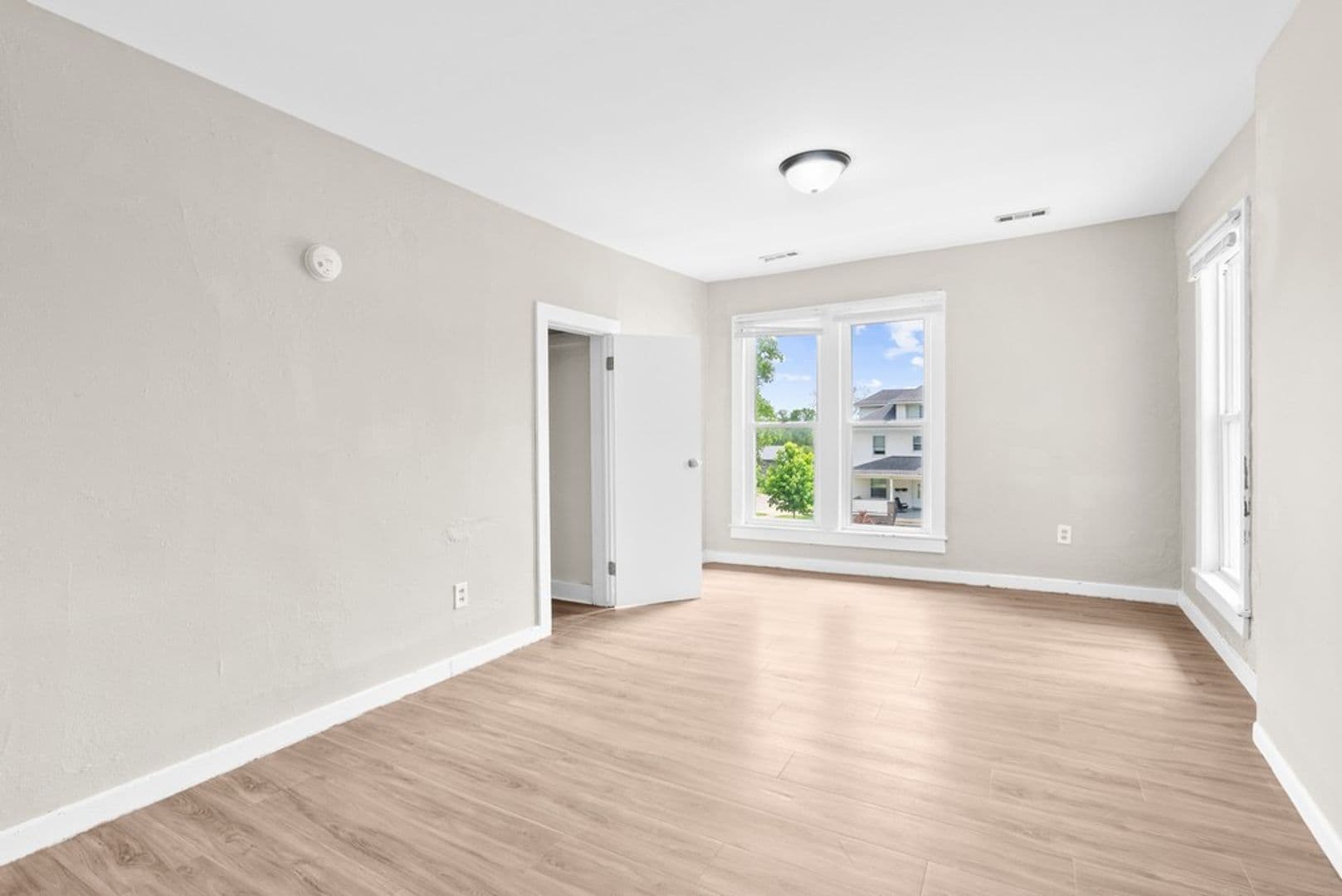 Cedar Falls Apartment: 2321 Iowa St