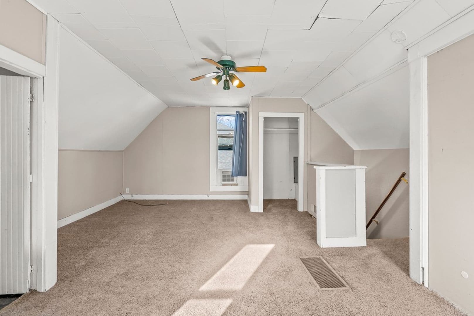 Cedar Falls House: 309 W 10th St