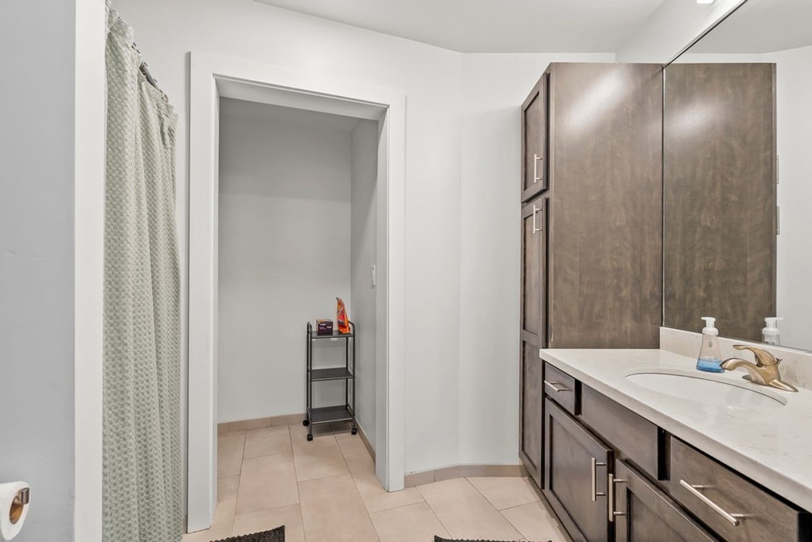 Waterloo Apartment: 335 Cedar Street