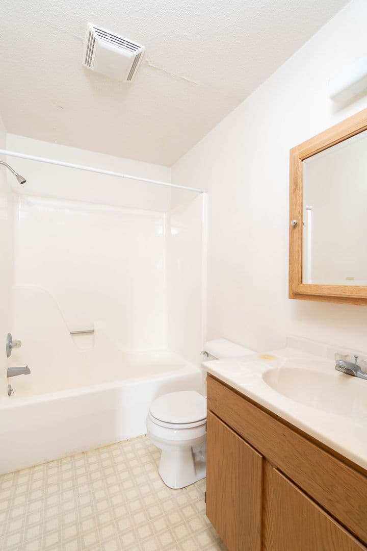 Calmar Apartment: 704 NICC Apt Dr