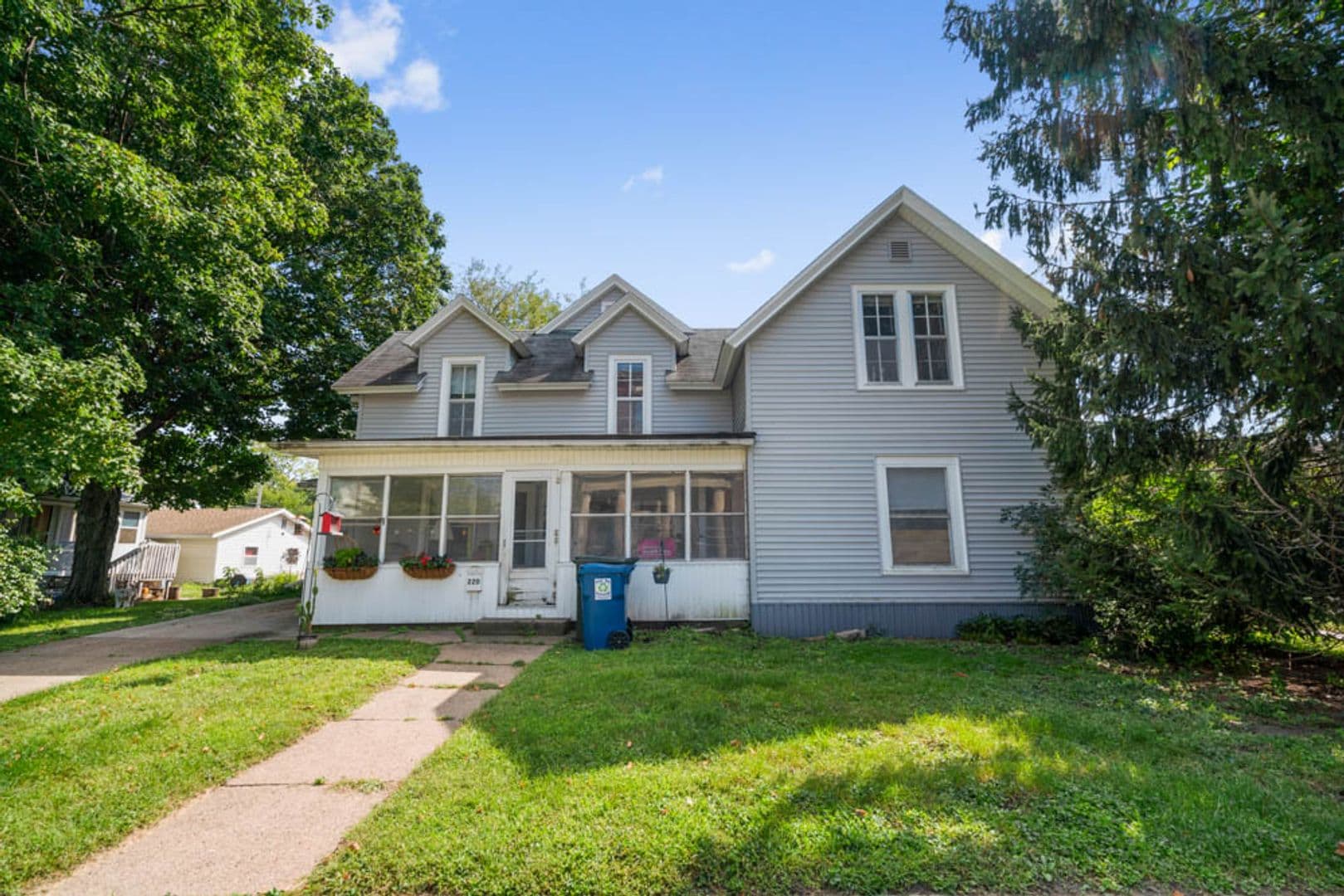Cedar Falls Multiplex: 904 1/2 Clay Street