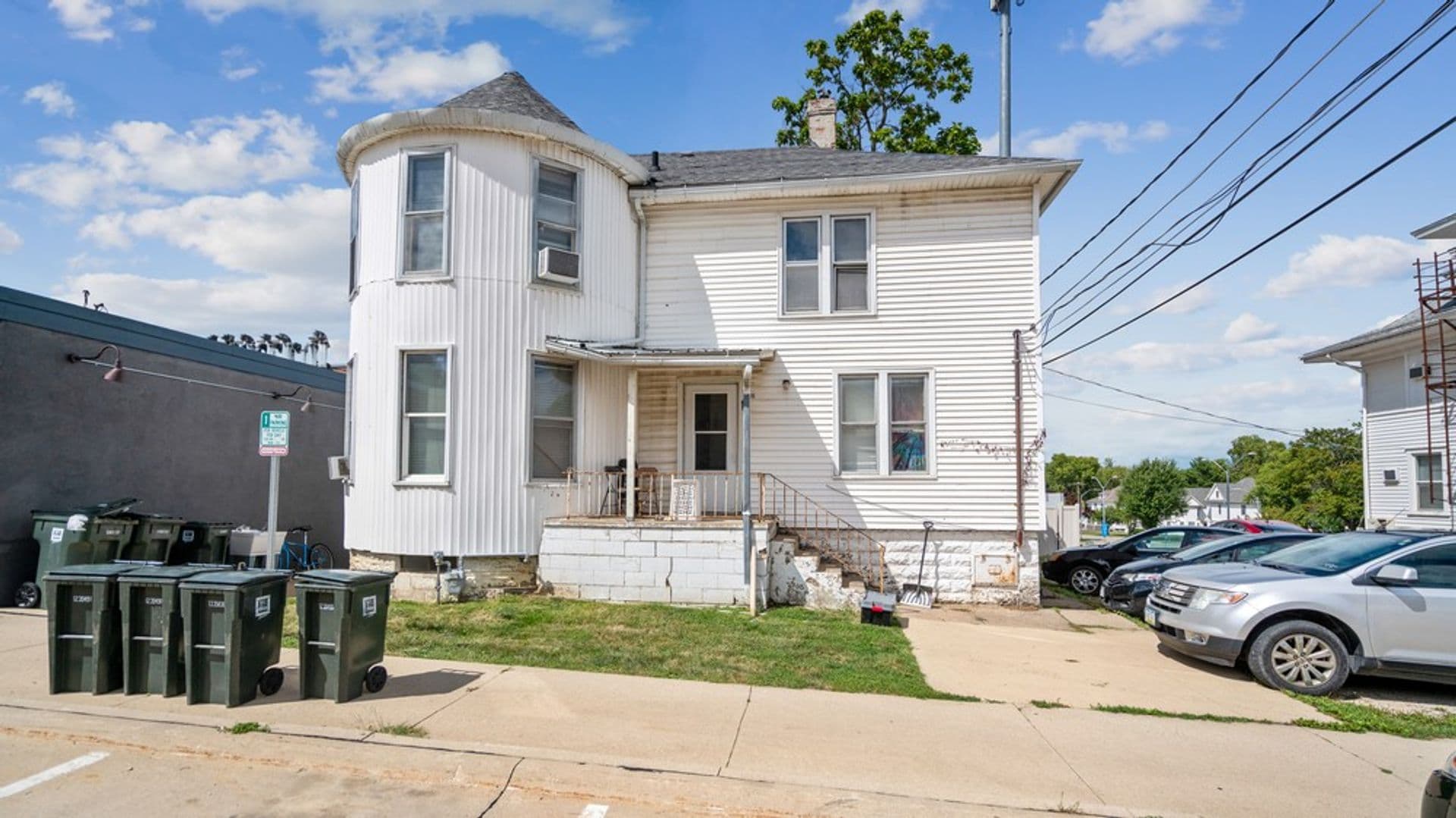 Cedar Falls Apartment: 815 W 23rd St