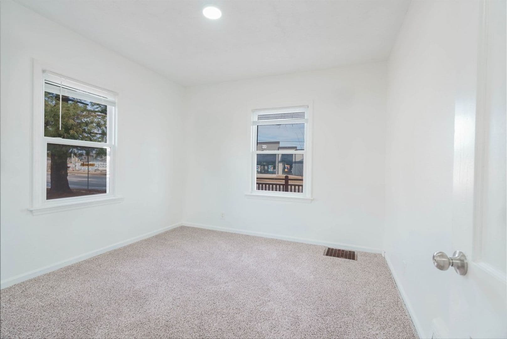 Cedar Falls House: 2303 Main St