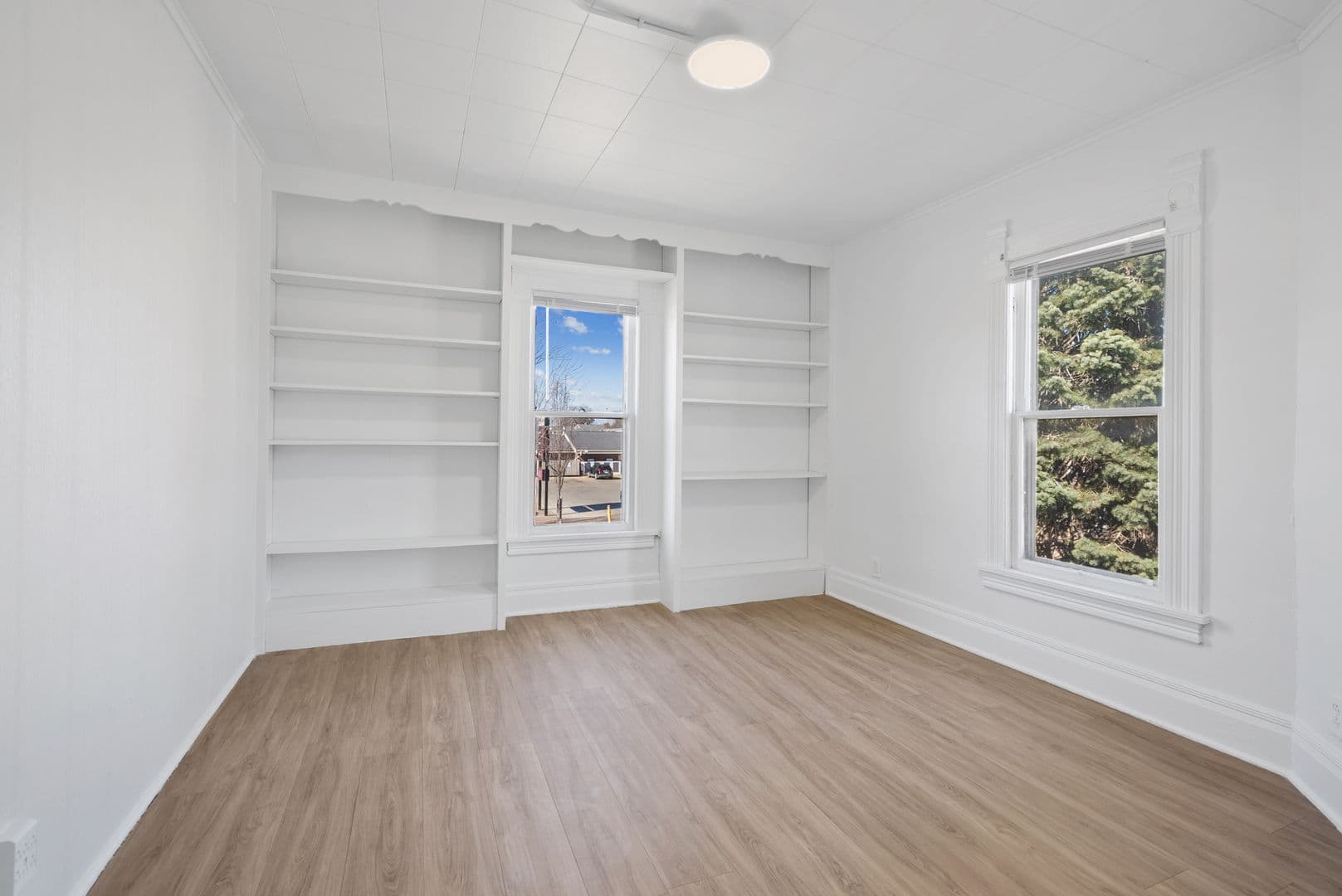 Cedar Falls Apartment: 2104 College St