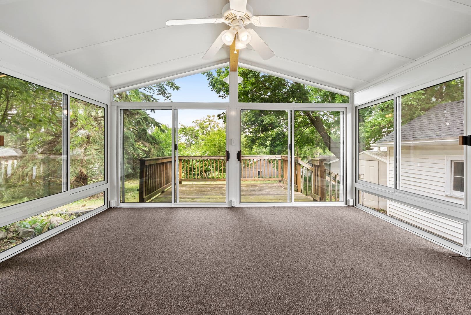 Cedar Falls House: 915 W 9th St