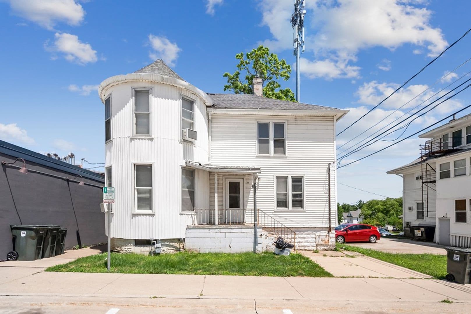 Cedar Falls Apartment: 815 W 23rd St