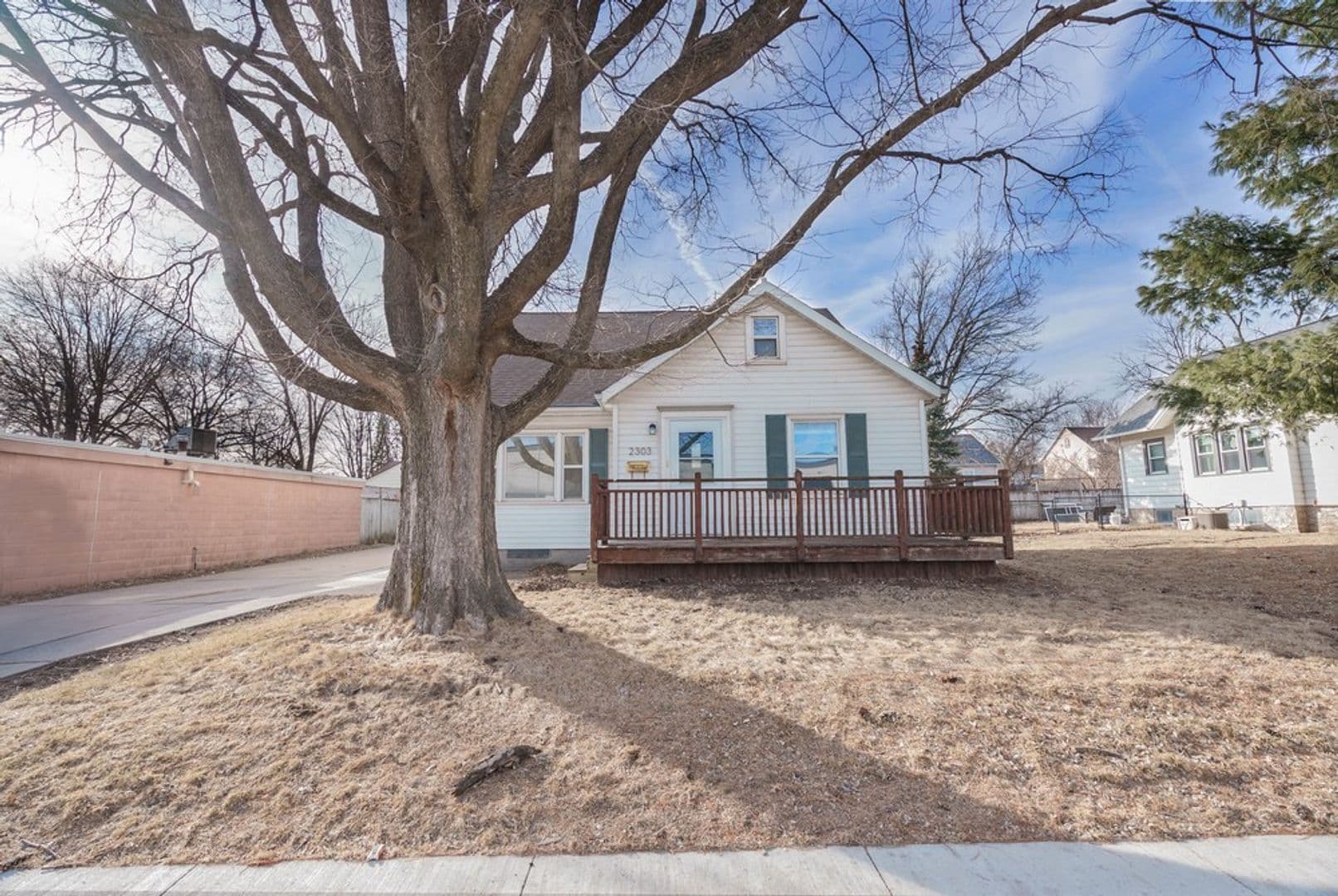 Cedar Falls House: 2303 Main St