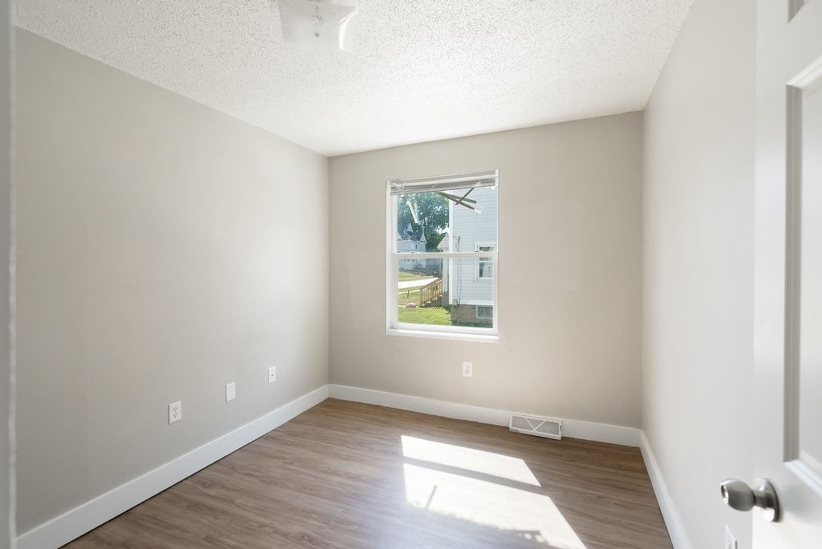 Cedar Falls Apartment: 1015 W 22nd St