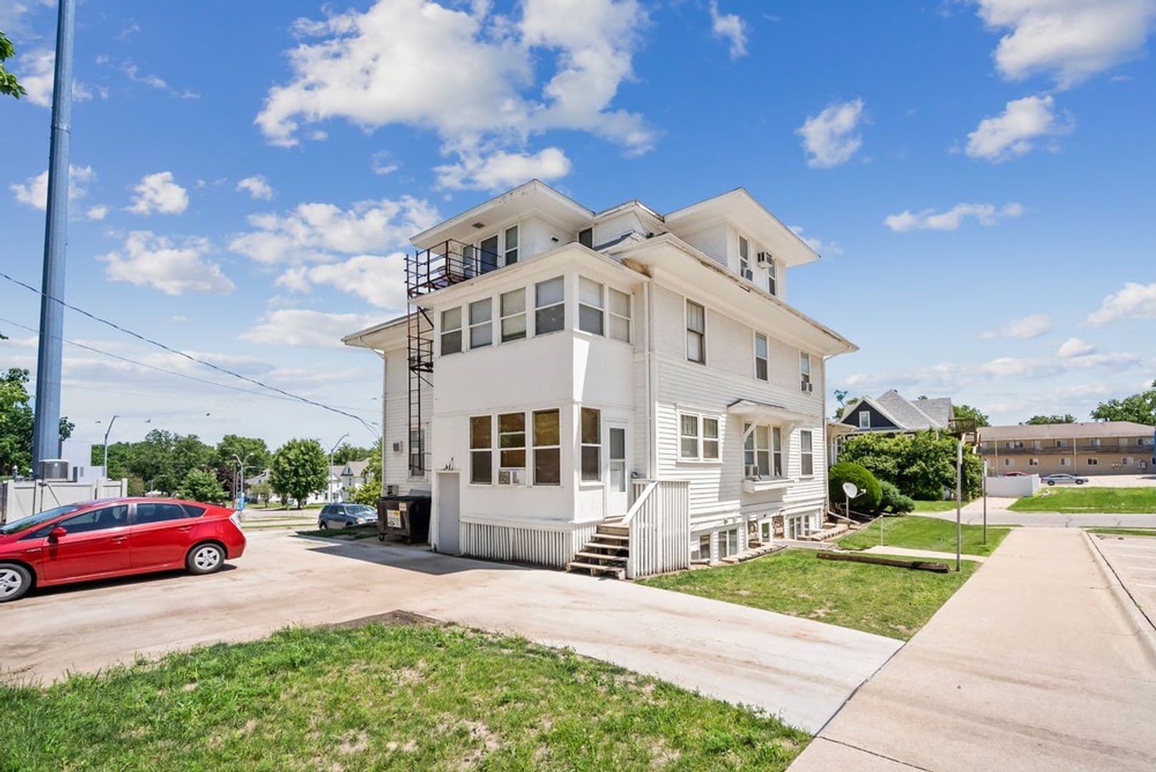 Cedar Falls Apartment: 815 W 23rd St