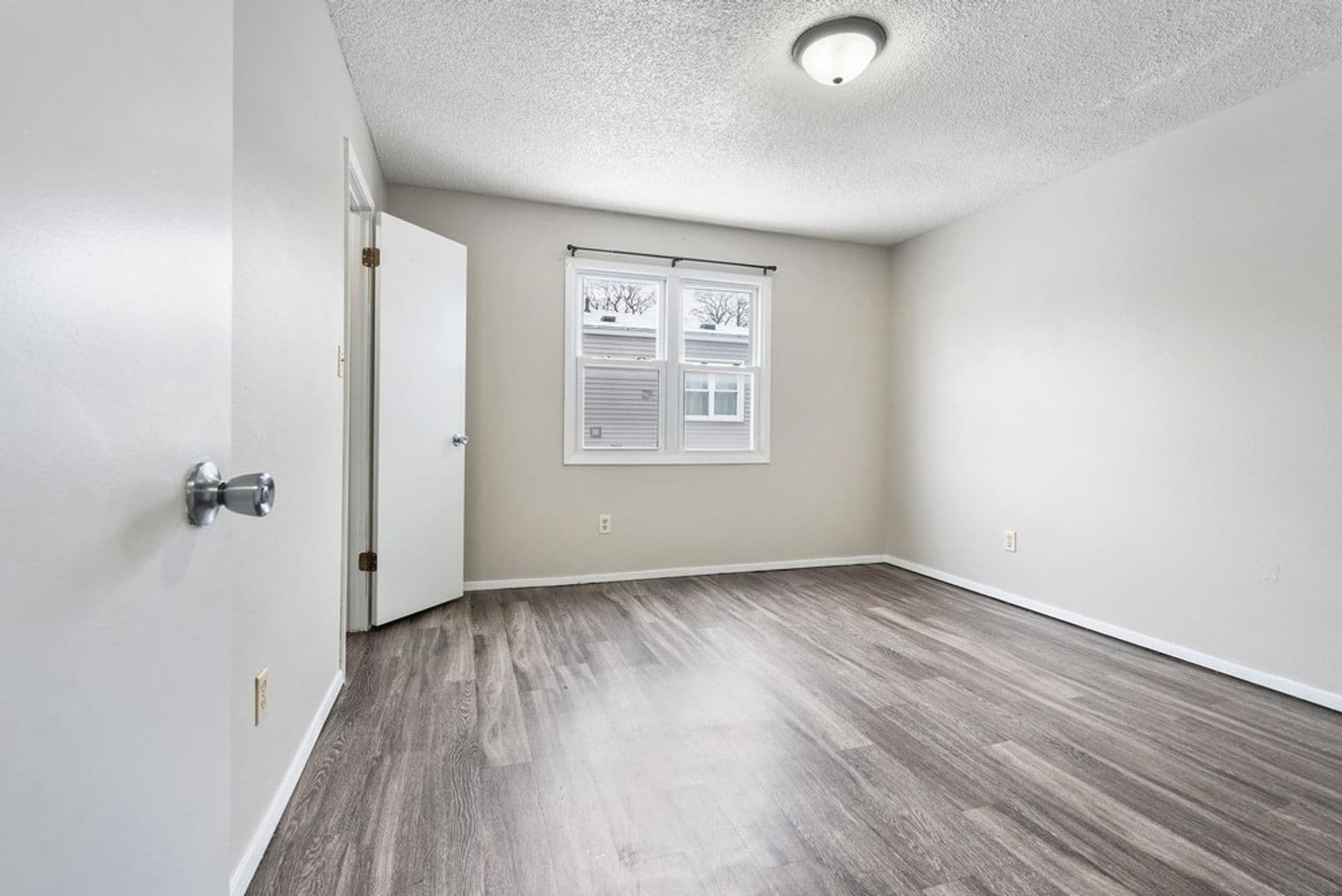 Waterloo Apartment: 1008 Leavitt St