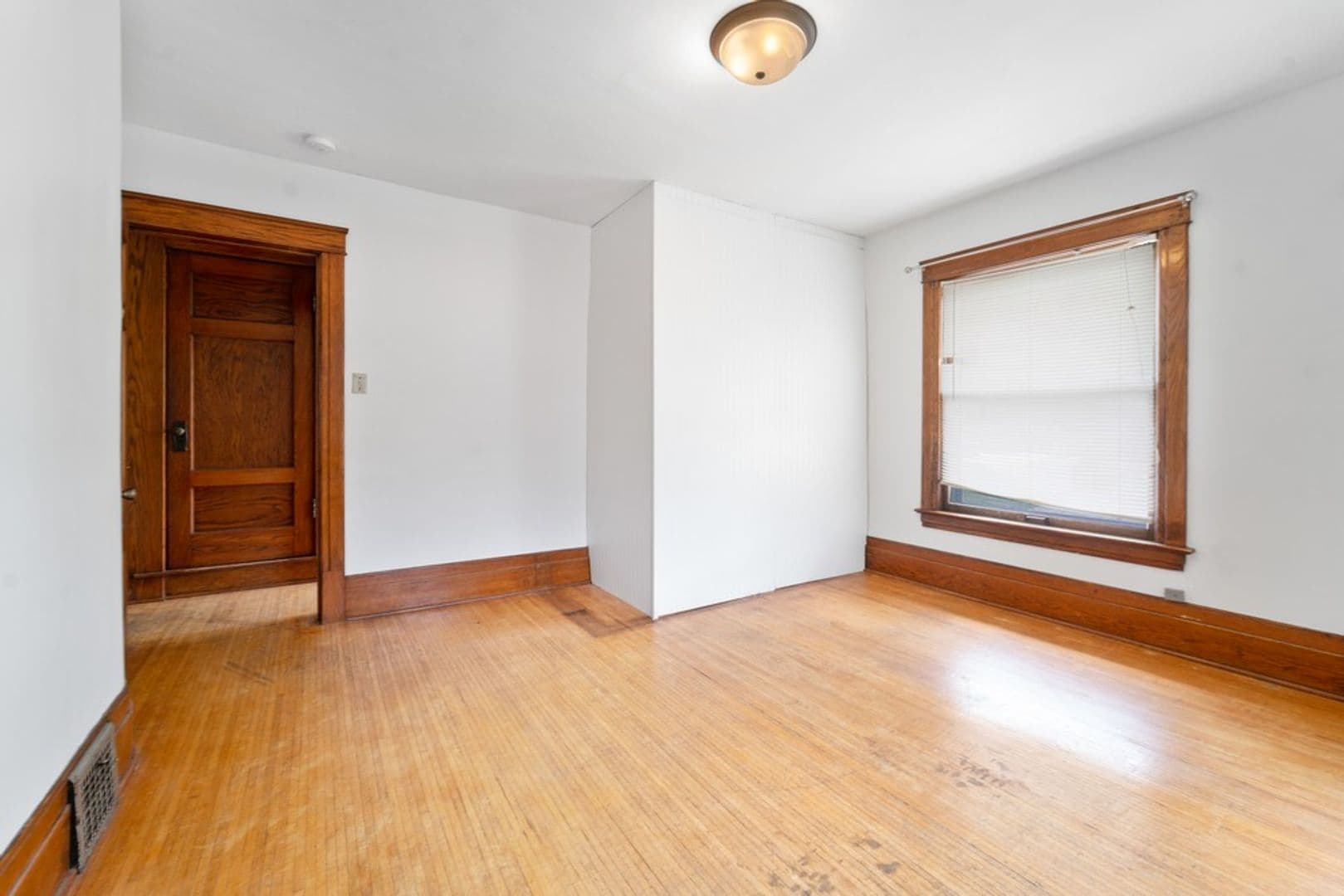 Cedar Falls House: 513 W 22nd St