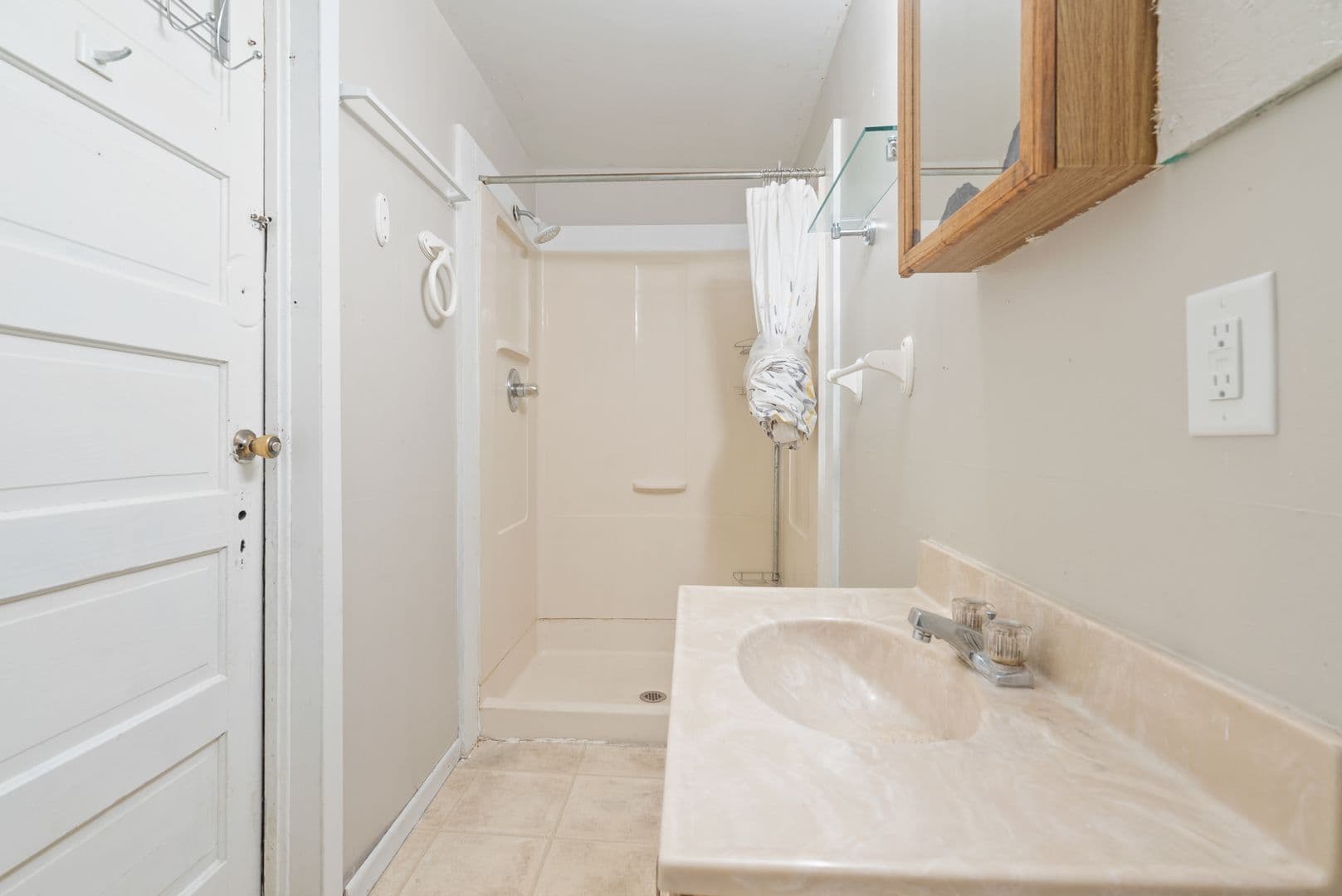 Cedar Falls Apartment: 2020 1/2 College Street