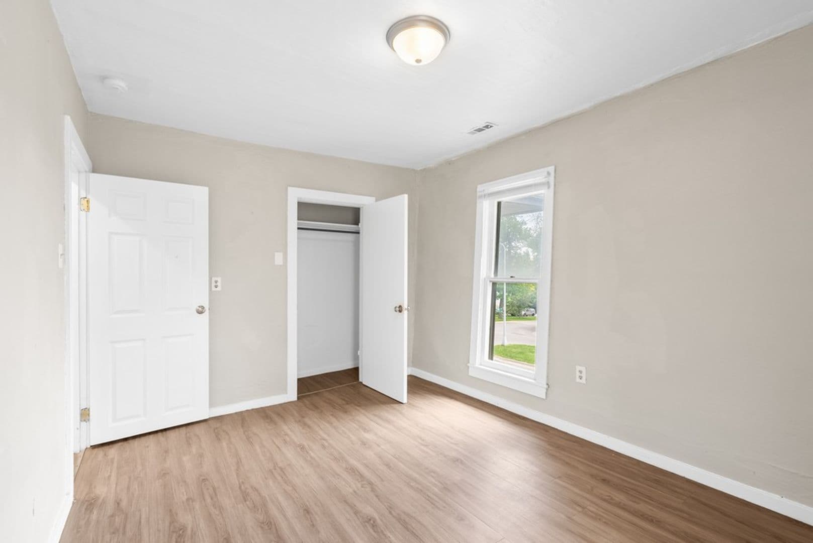 Cedar Falls Apartment: 2321 Iowa St