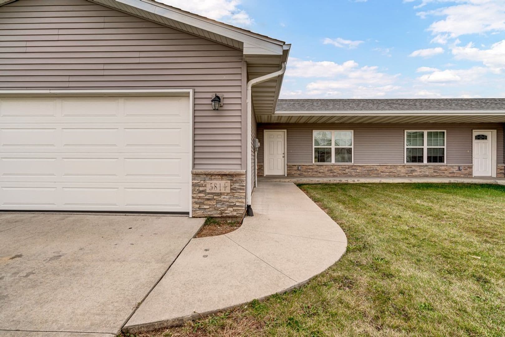 Waterloo House: 5814 Summerland Dr