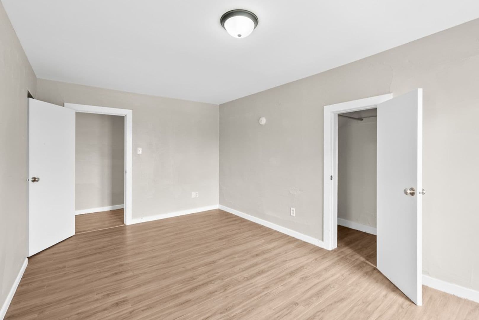 Cedar Falls Apartment: 2321 Iowa St