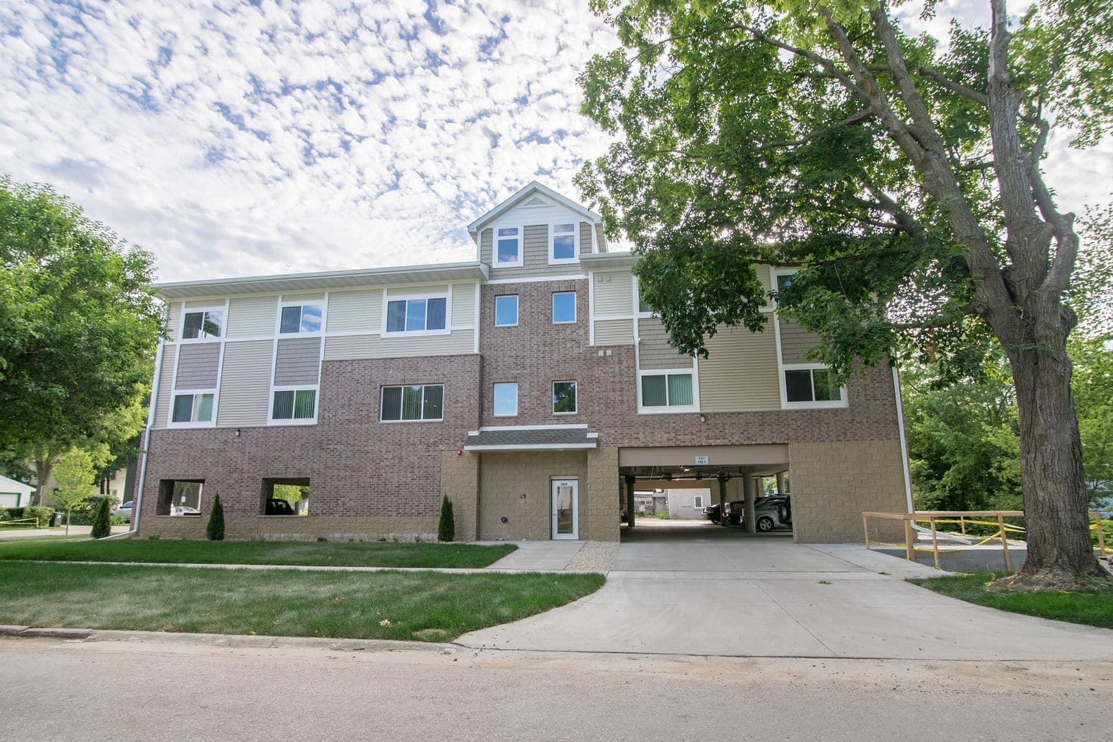 Cedar Falls Apartment: 2019 Olive St
