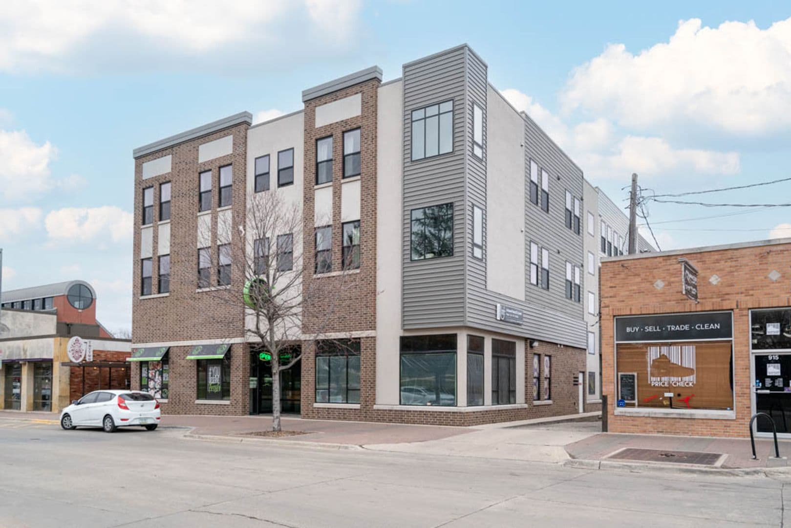Cedar Falls Apartment: 917 W 23rd St