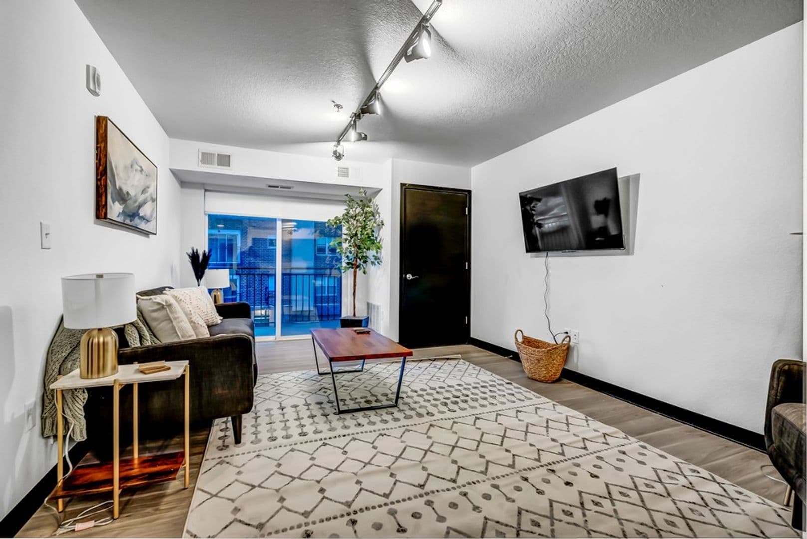 Waterloo Apartment: 21 W Jefferson Street