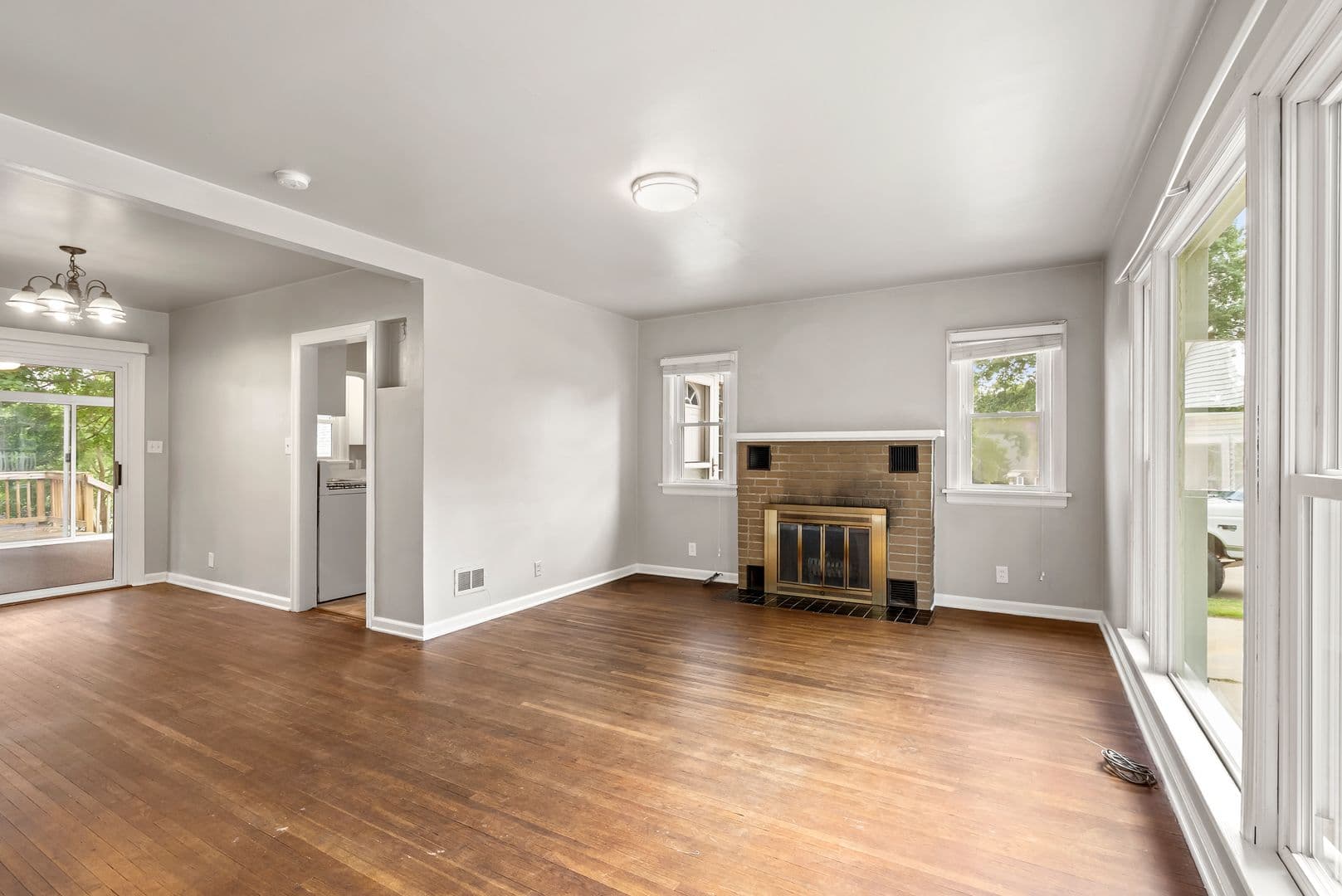 Cedar Falls House: 915 W 9th St
