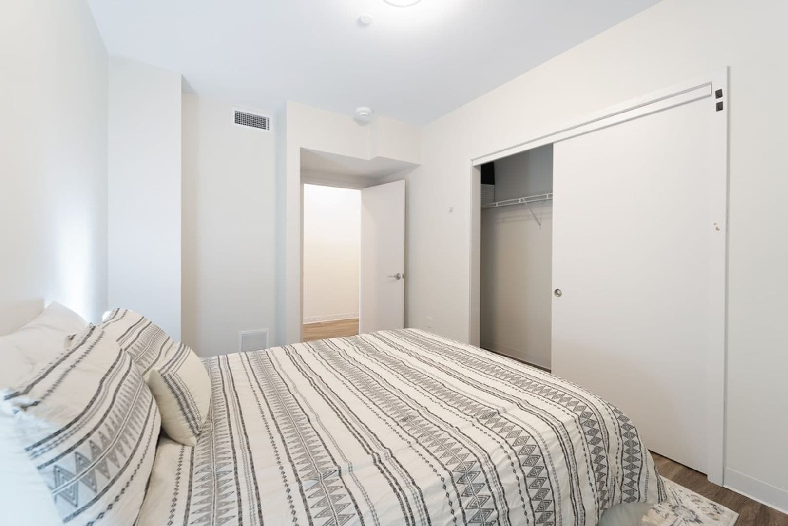 Cedar Falls Apartment: 825 Bluegrass Cir