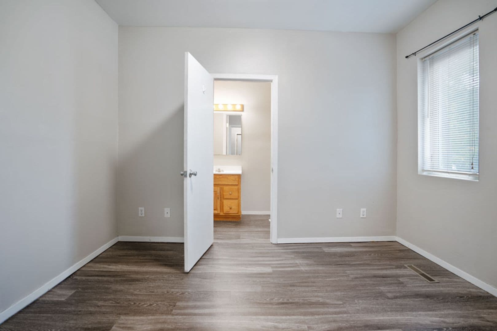 Cedar Falls Apartment: 2116 College St