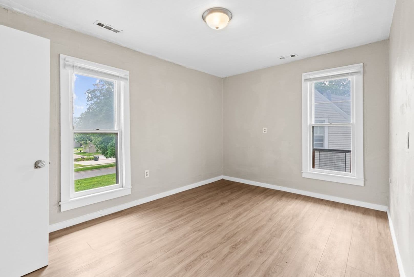 Cedar Falls Apartment: 2321 Iowa St