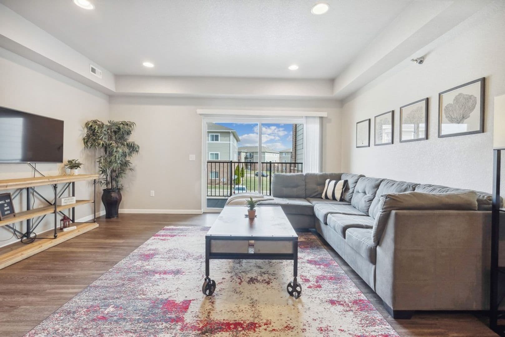 Cedar Falls Apartment: 1003 Bluegrass Cir