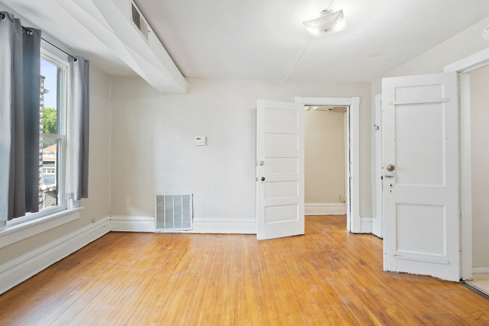 Cedar Falls Apartment: 2020 1/2 College Street