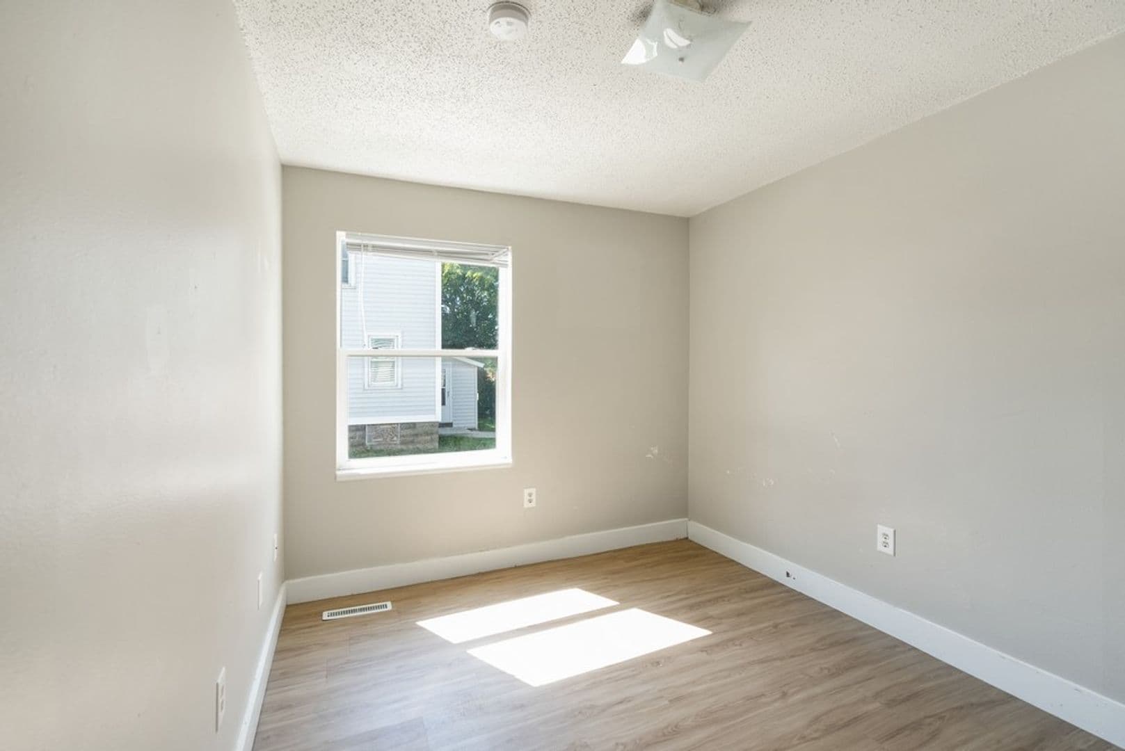 Cedar Falls Apartment: 1015 W 22nd St