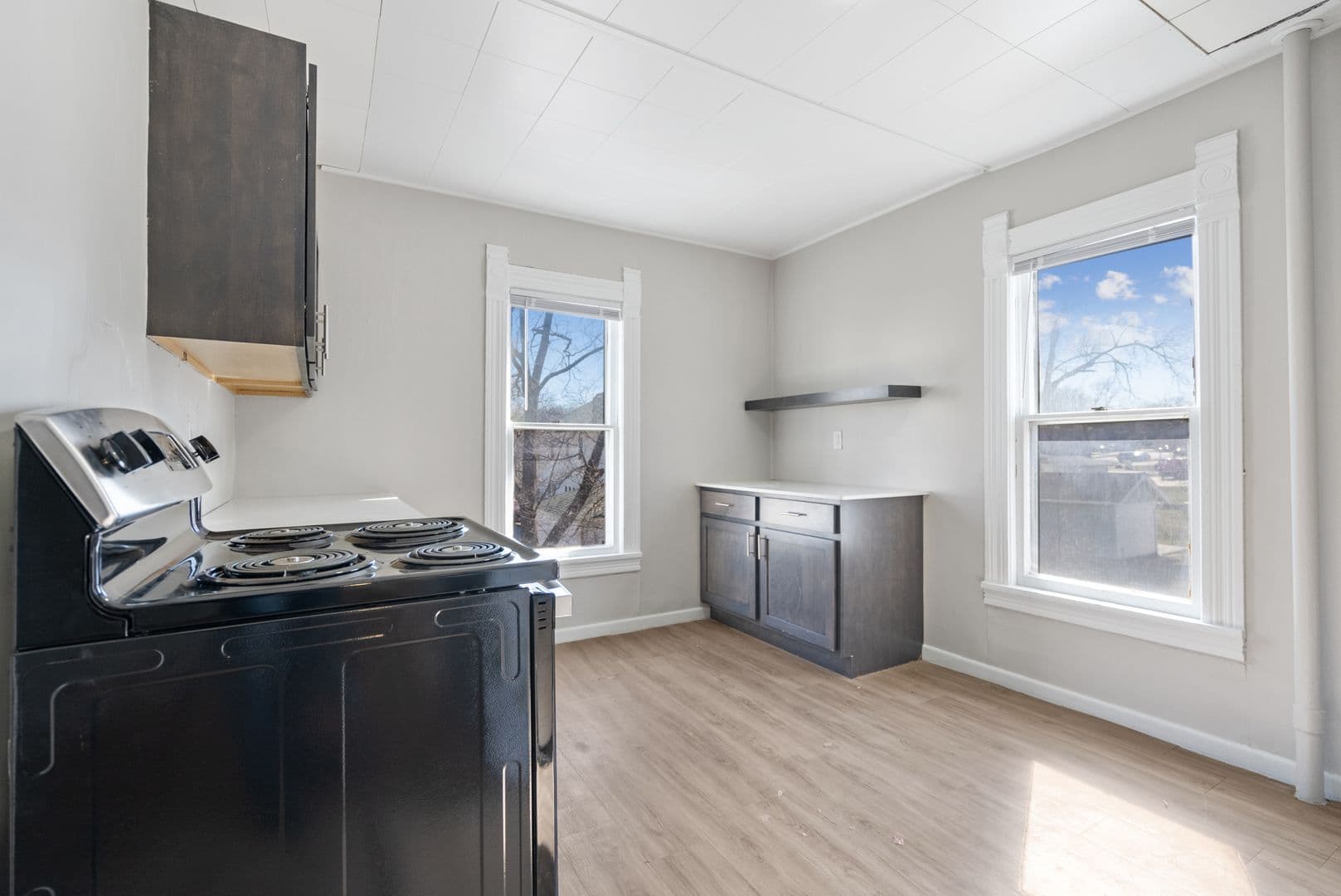 Cedar Falls Apartment: 2104 College St
