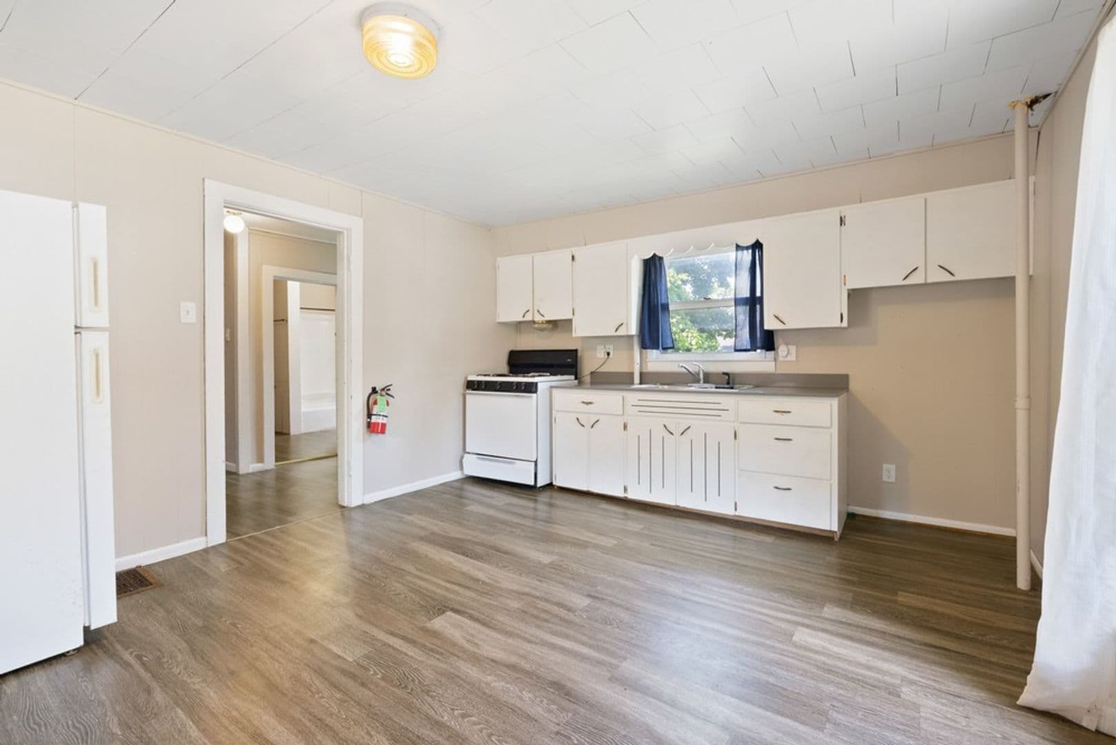 Cedar Falls Apartment: 1012 Clay St