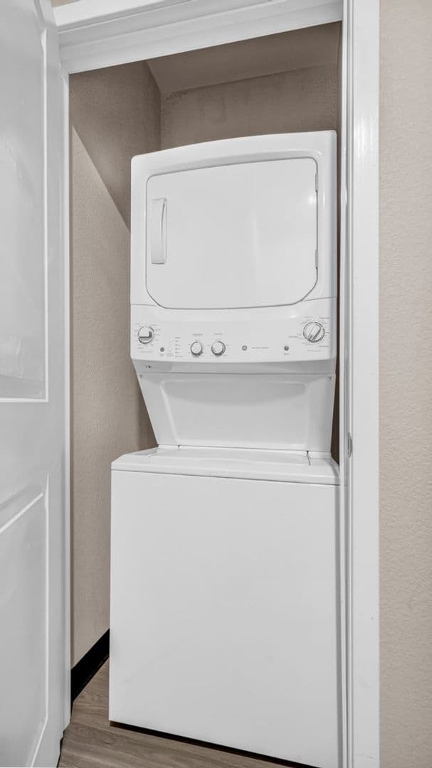 Waverly Apartment: 1260 Leitha Ter