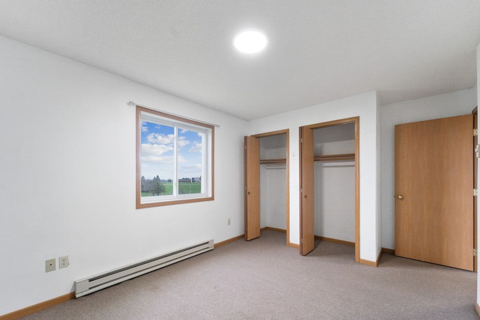 Calmar Apartment: 100 College View Dr