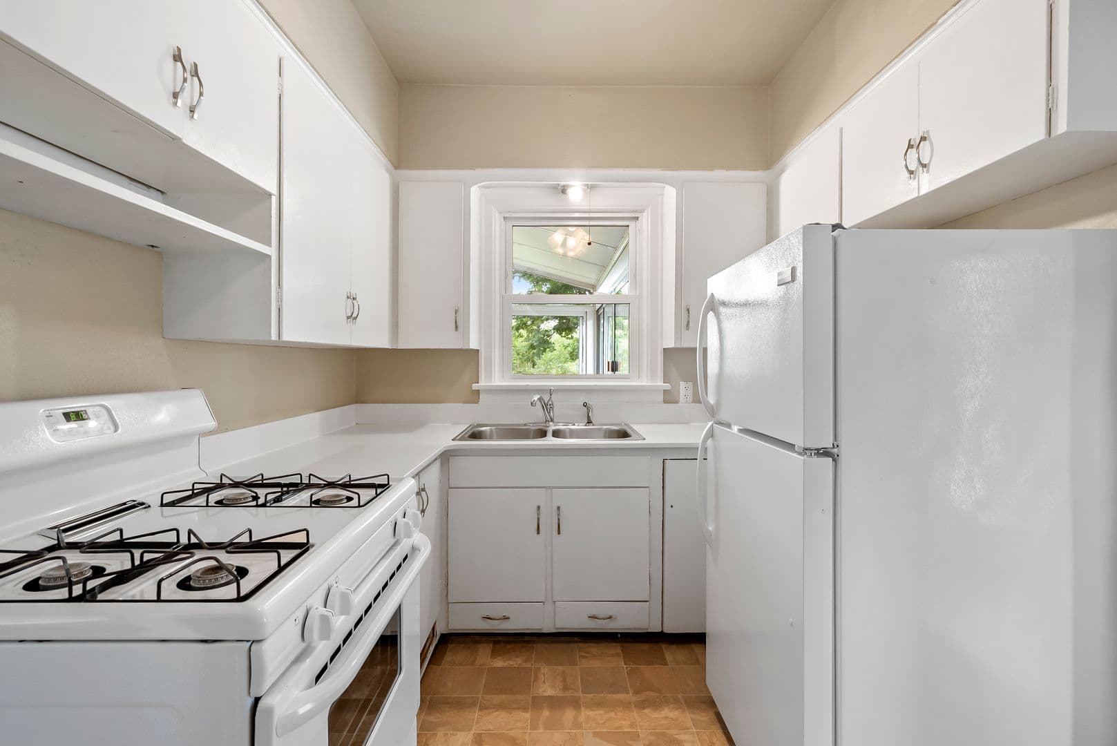 Cedar Falls House: 915 W 9th St
