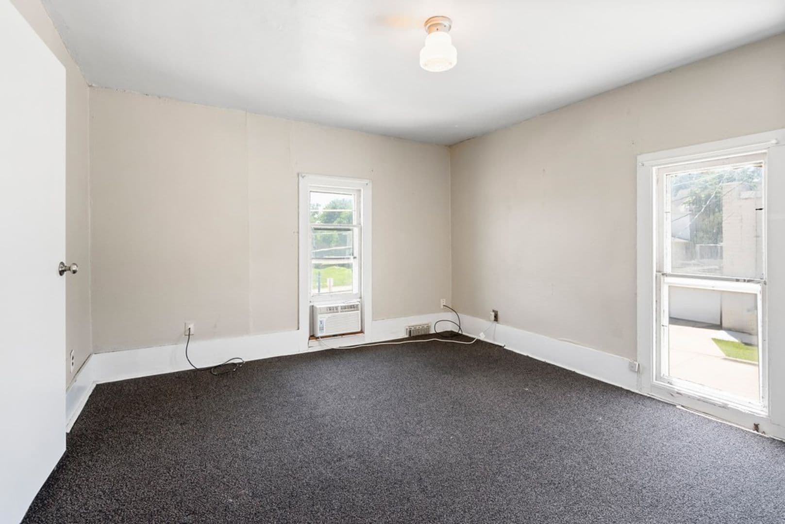 Cedar Falls Apartment: 815 W 23rd St
