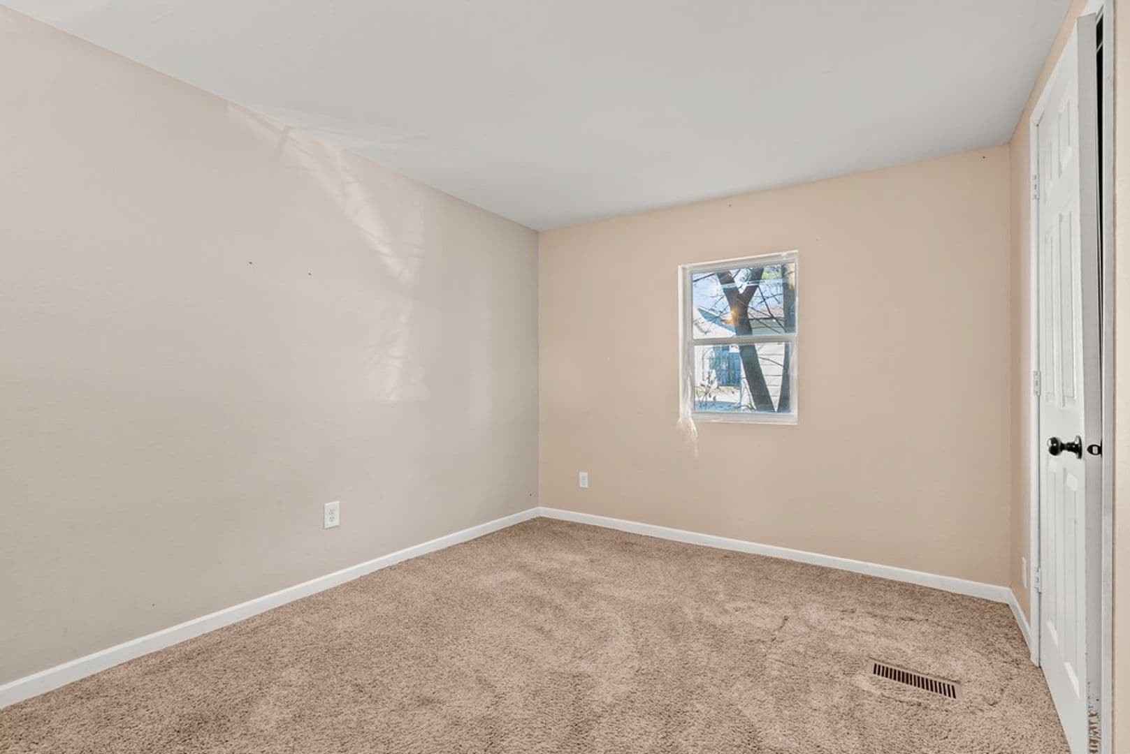 Cedar Falls House: 309 W 10th St