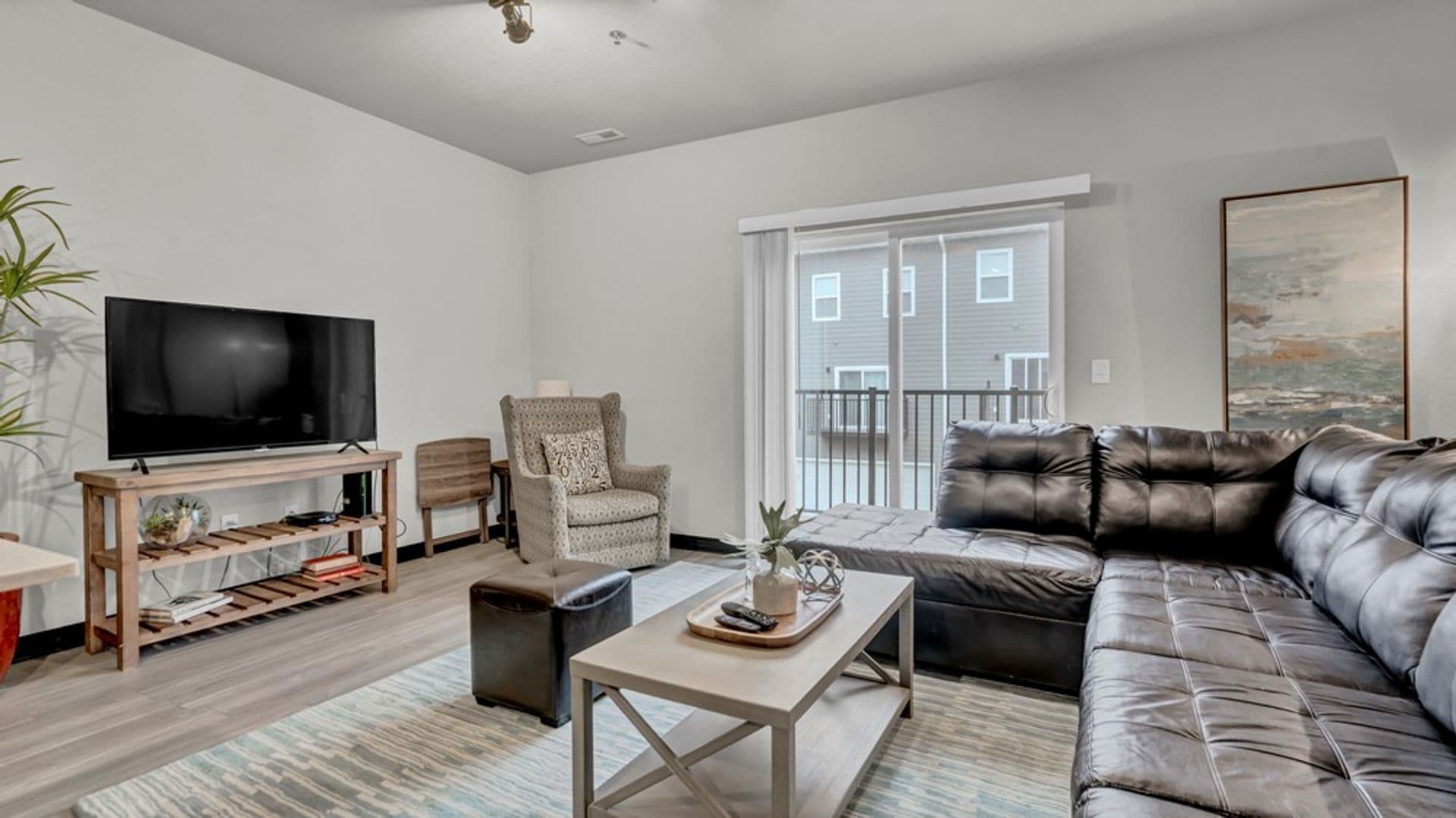 Waverly Apartment: 1260 Leitha Ter