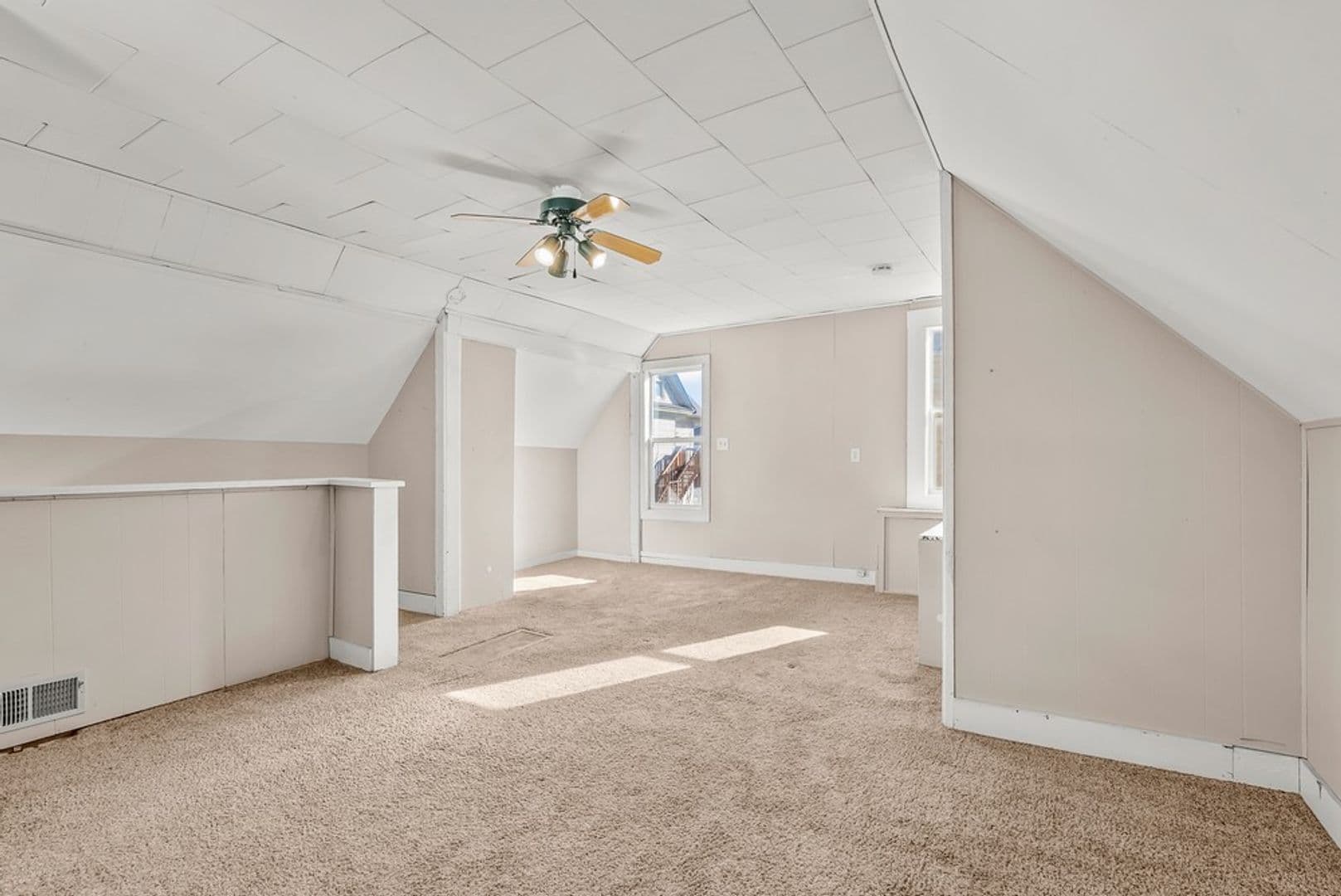 Cedar Falls House: 309 W 10th St