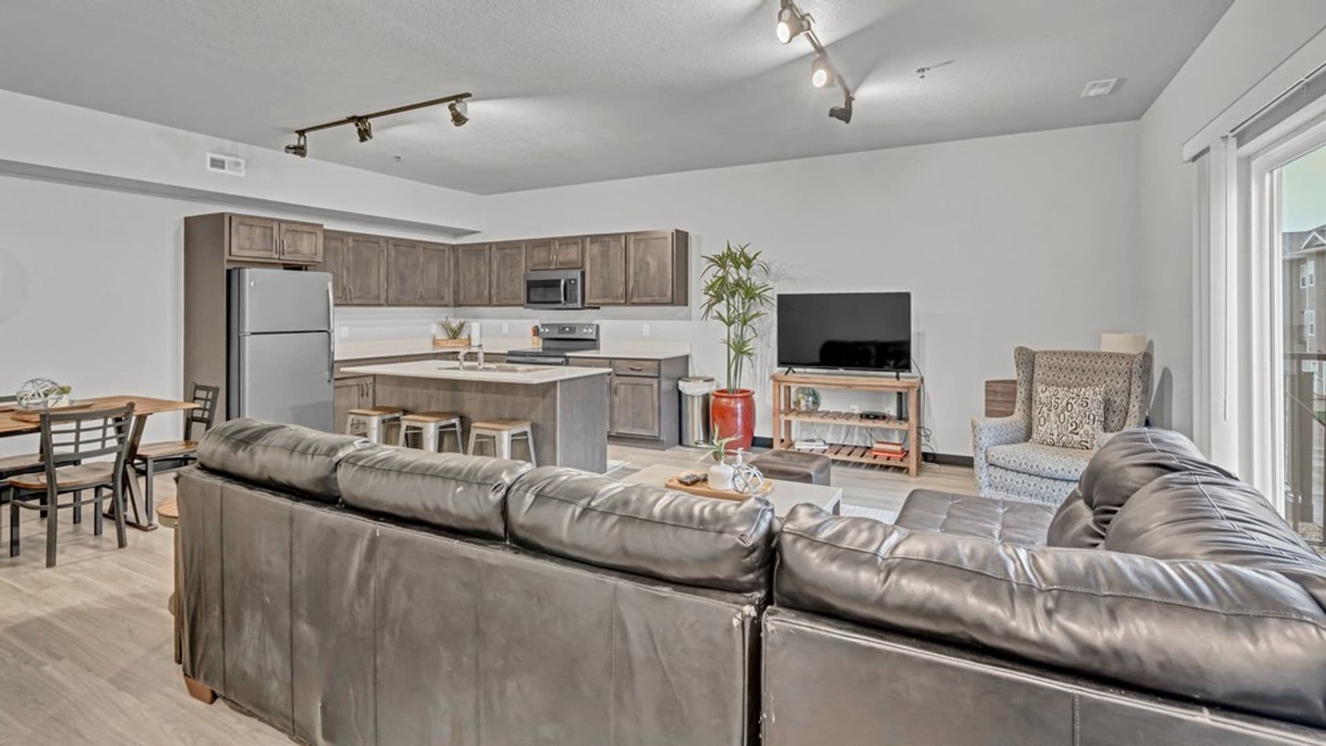 Waverly Apartment: 1260 Leitha Ter