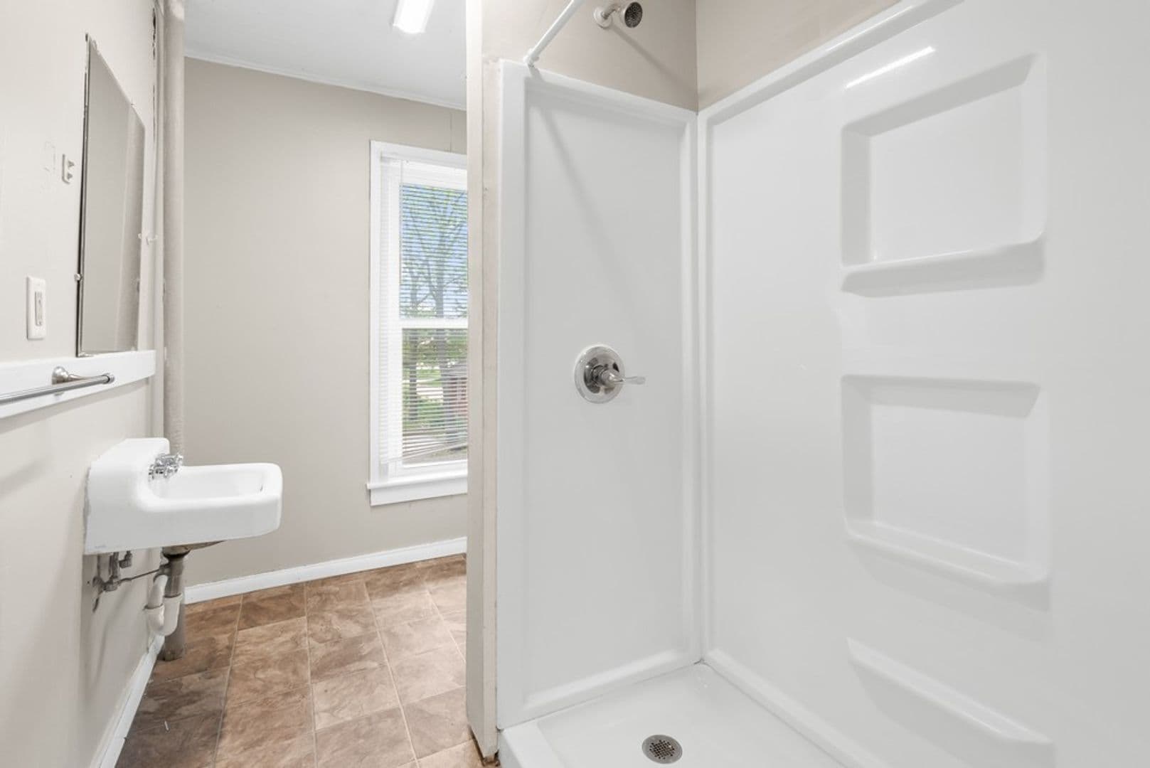 Cedar Falls Apartment: 2321 Iowa St