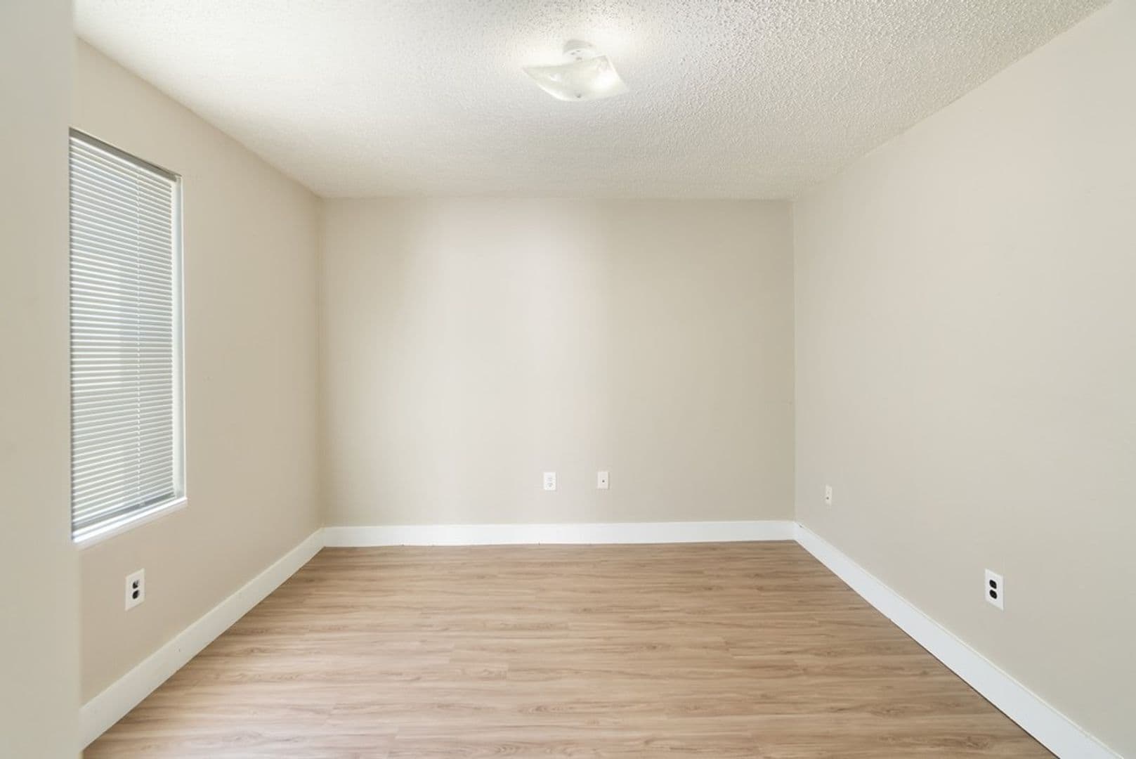 Cedar Falls Apartment: 1015 W 22nd St