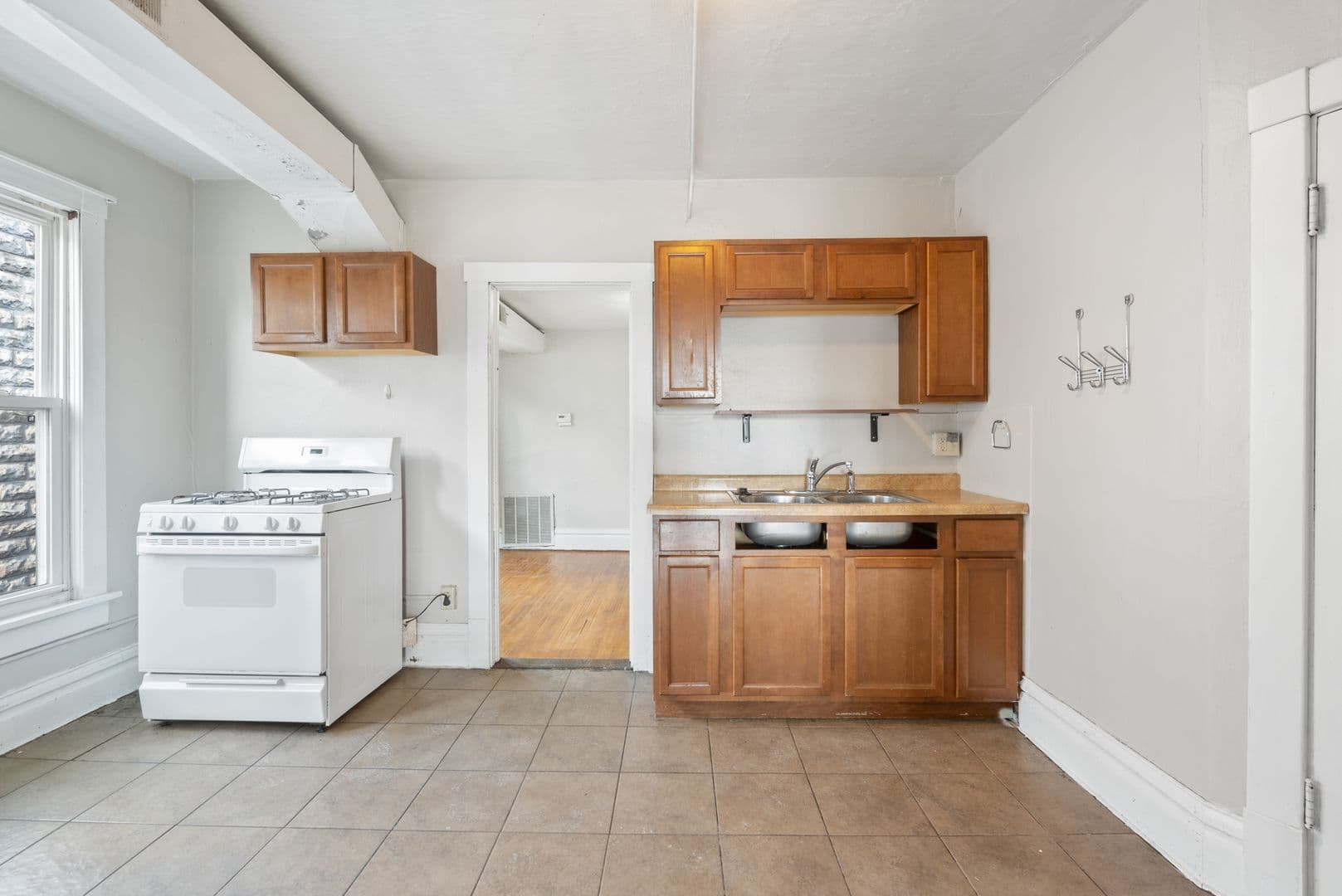 Cedar Falls Apartment: 2020 1/2 College Street
