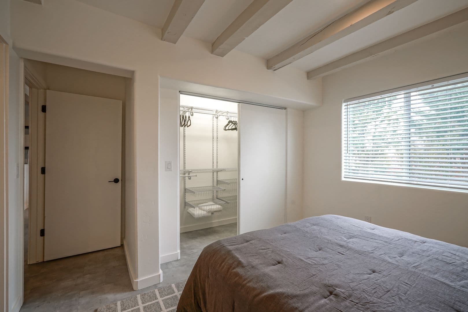 Albuquerque Apartment: 11930 Menaul BLVD NE