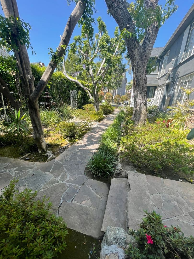 West Hollywood Apartment: 1250-1258 N. Orange Grove Avenue
