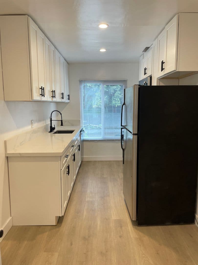 West Hollywood Apartment: 1250-1258 N. Orange Grove Avenue