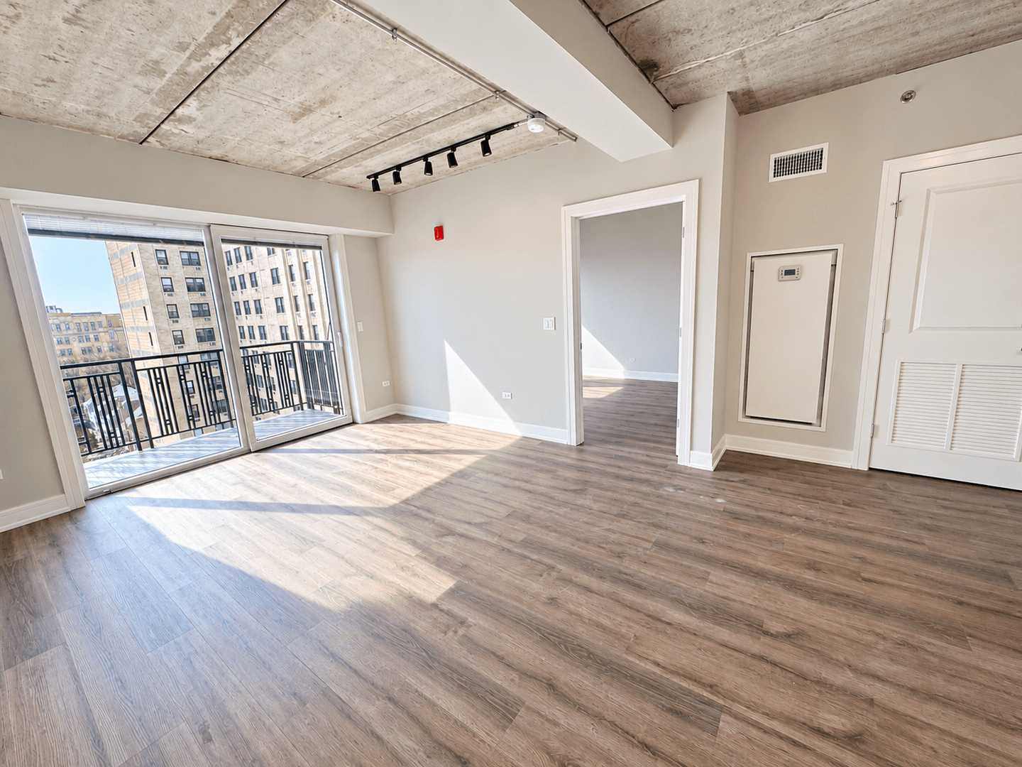 Chicago Apartment: 952 W. Carmen Ave.