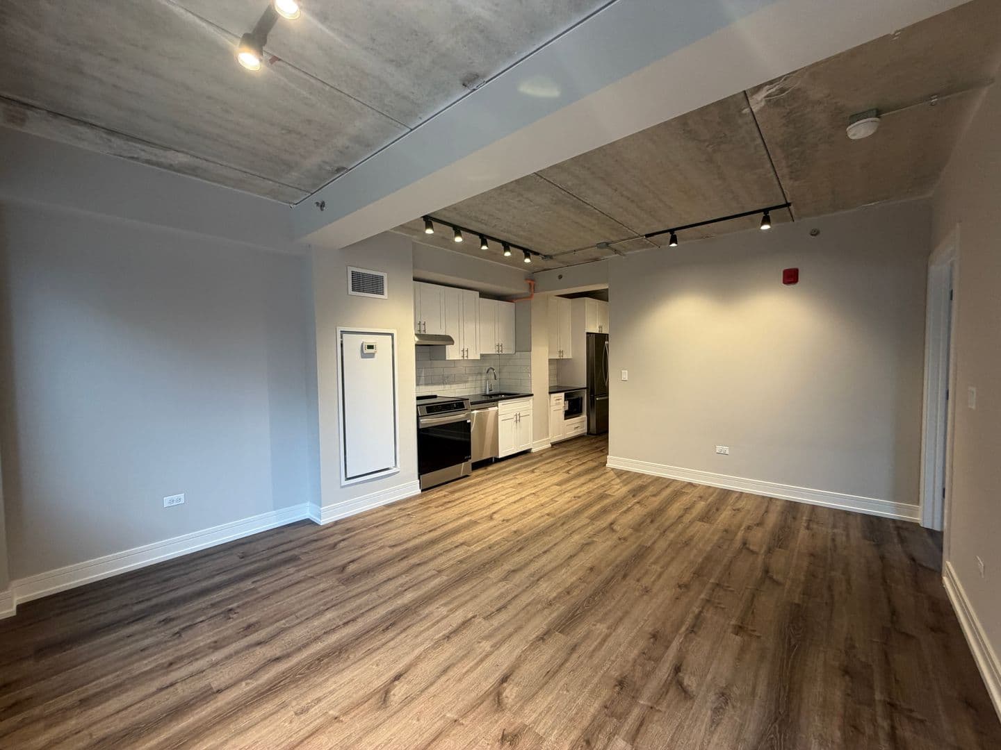 Chicago Apartment: 952 W. Carmen Ave.