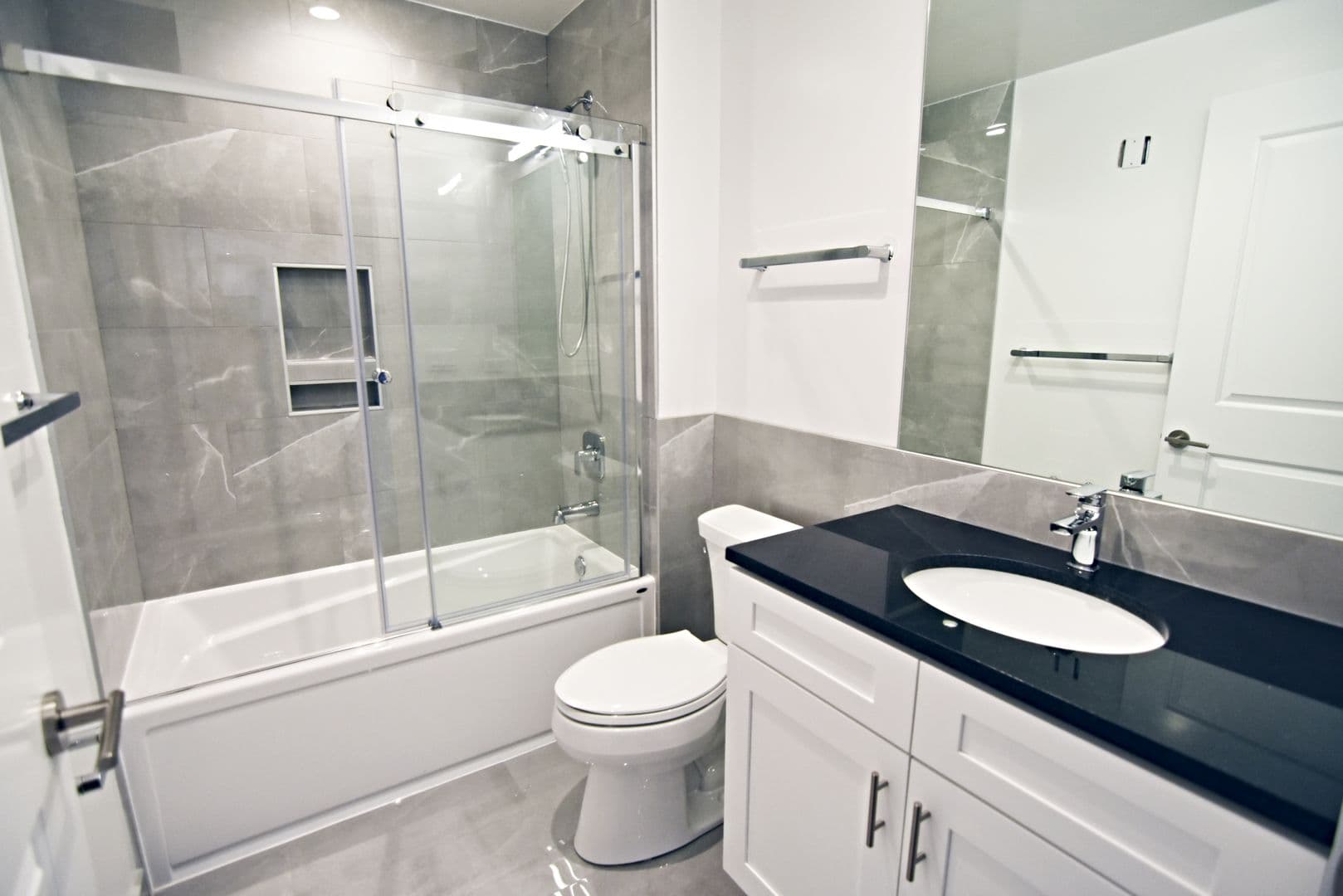 Chicago Apartment: 3817 - 45 N. BROADWAY ST